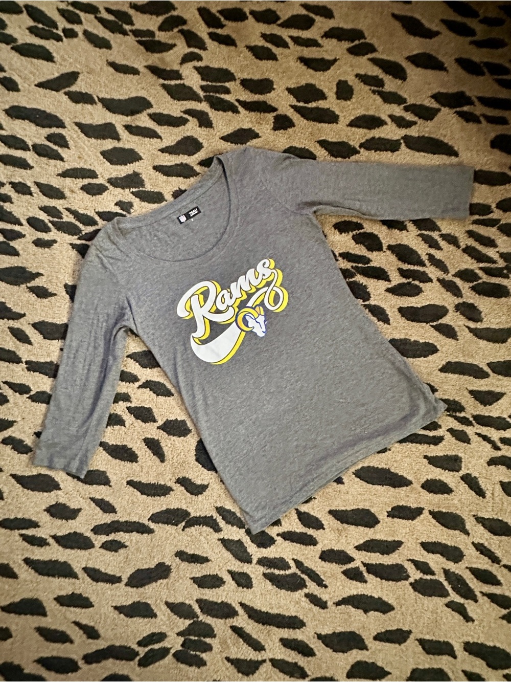 Team NFL Apparel LA Rams Scoop
Neck Tshirt - Size M